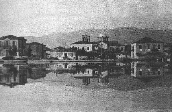 1910_Νότια πλευρά της πόλης. Στα αριστερά διακρίνεται το αρχοντικό. - Πηγή: nektarios-gr.blogspot